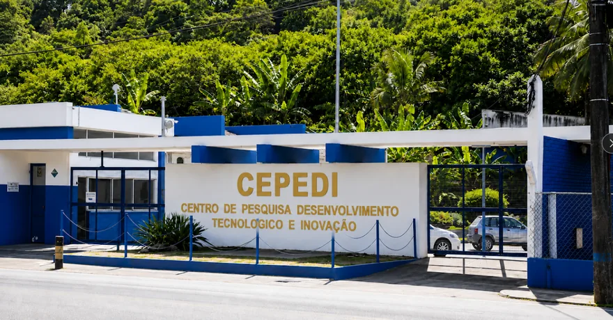 Fachada da sede do CEPEDI em Ilhéus, com o nome do instituto em letras douradas no muro branco e azul