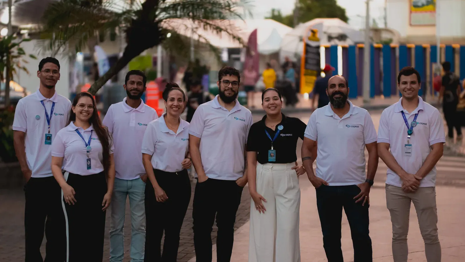 Equipe do CEPEDI reunida em um evento, de camisa polo institucional